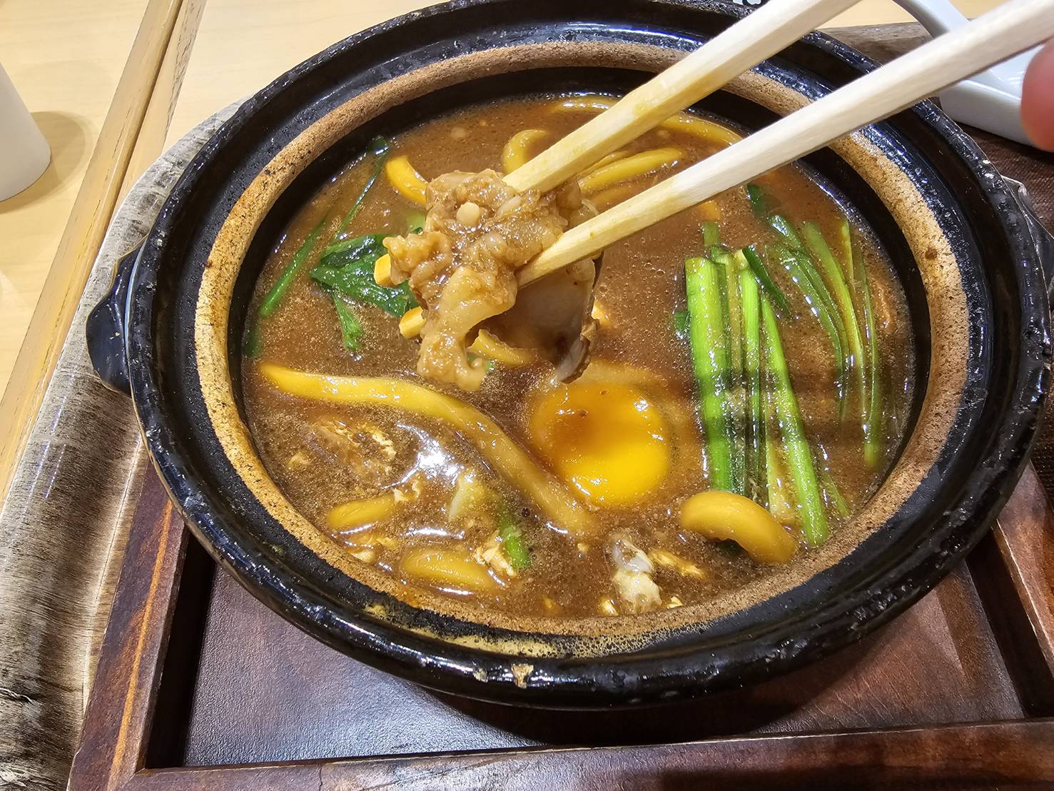 スタミナもつ入り味噌煮込みうどん｜山本屋本店 EXPASA御在所