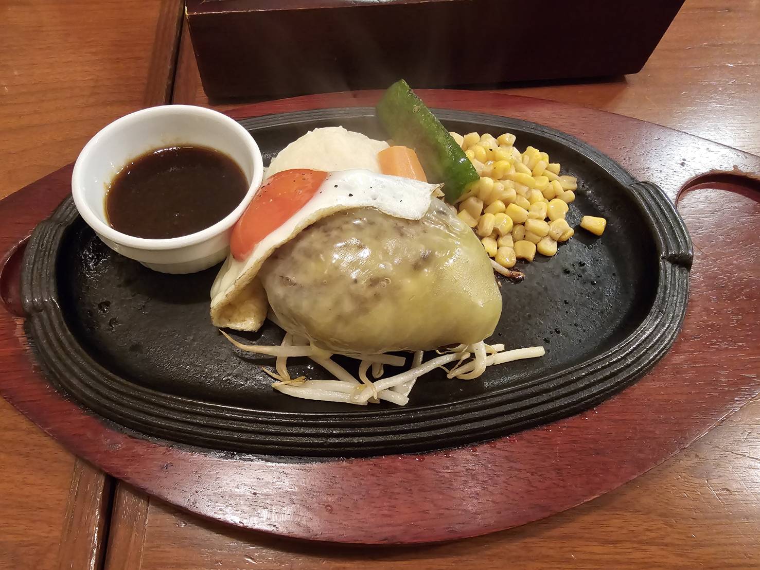 こだわり卵の目玉焼きハンバーグ｜ミート矢澤