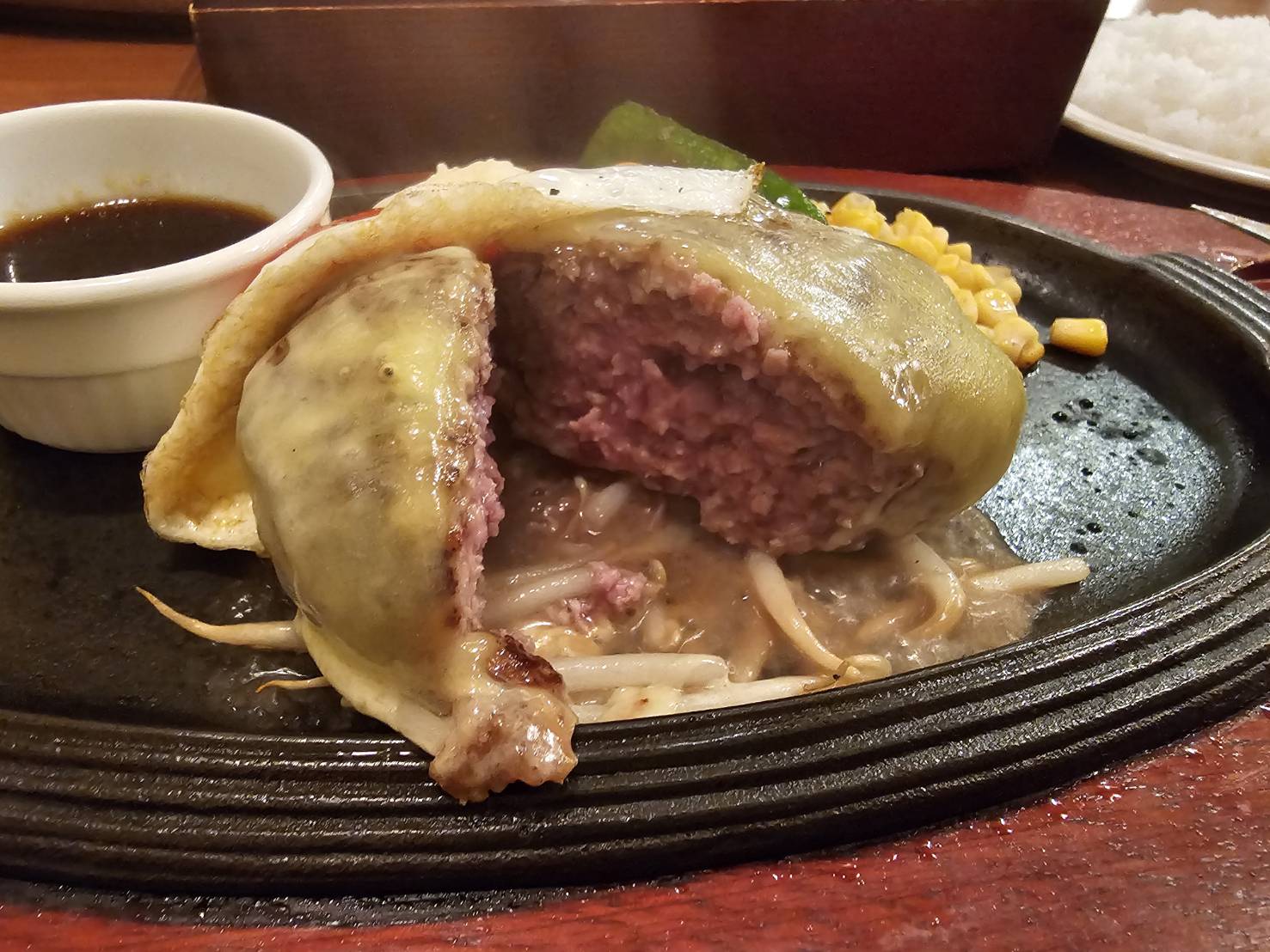 こだわり卵の目玉焼きハンバーグ｜ミート矢澤
