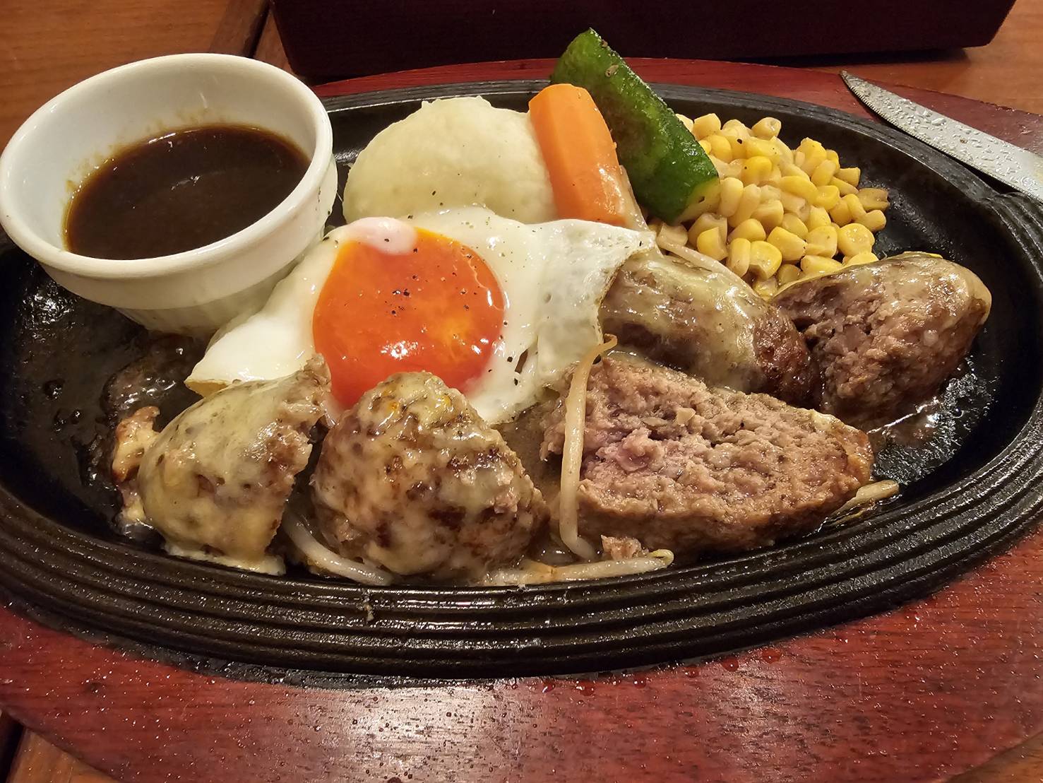 こだわり卵の目玉焼きハンバーグ｜ミート矢澤