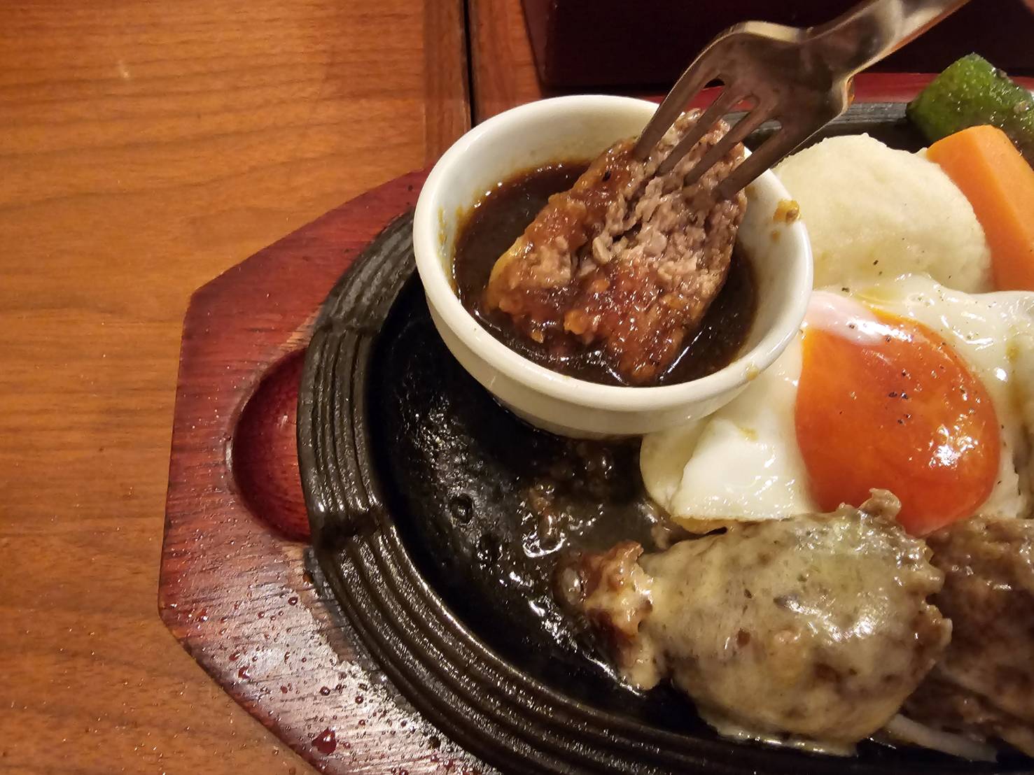 こだわり卵の目玉焼きハンバーグ｜ミート矢澤