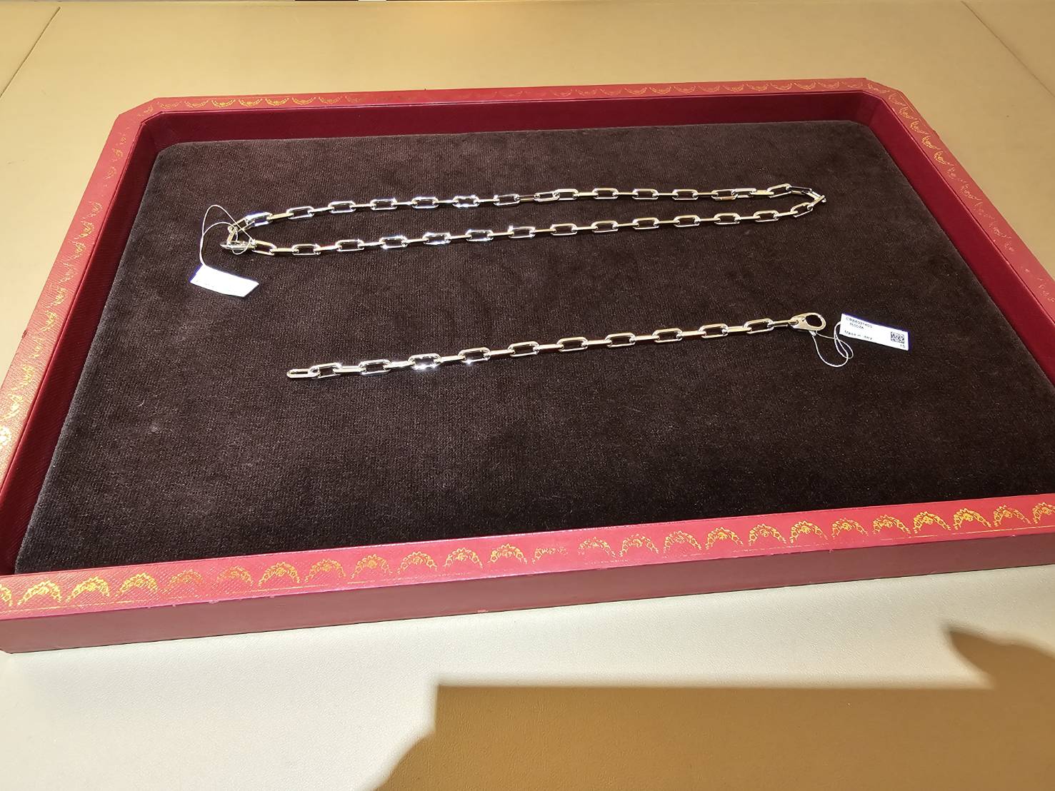 ホワイトゴールドのネックレスとチェーンブレスレットを購入｜カルティエ