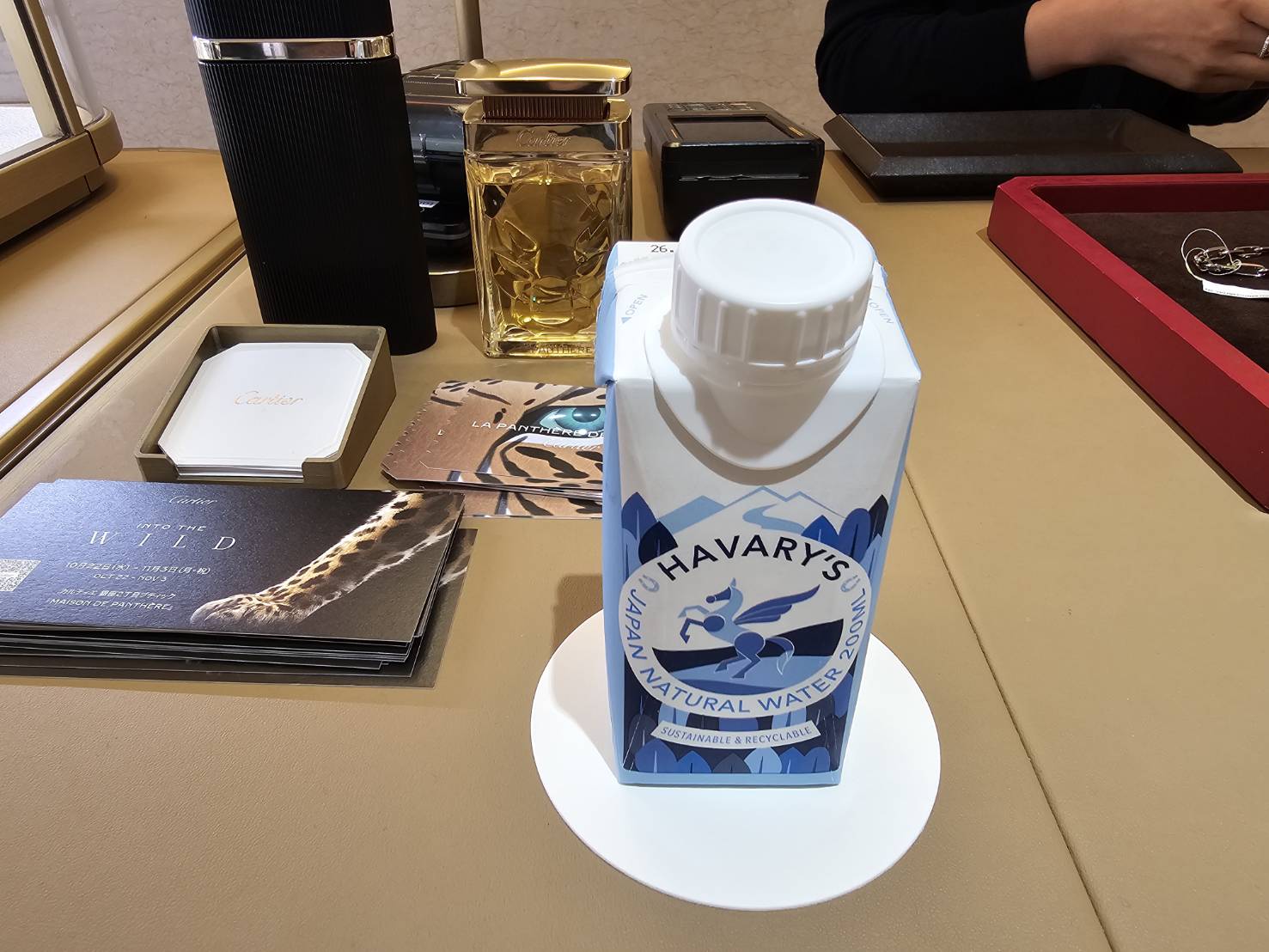 ホワイトゴールドのネックレスとチェーンブレスレットを購入｜カルティエ