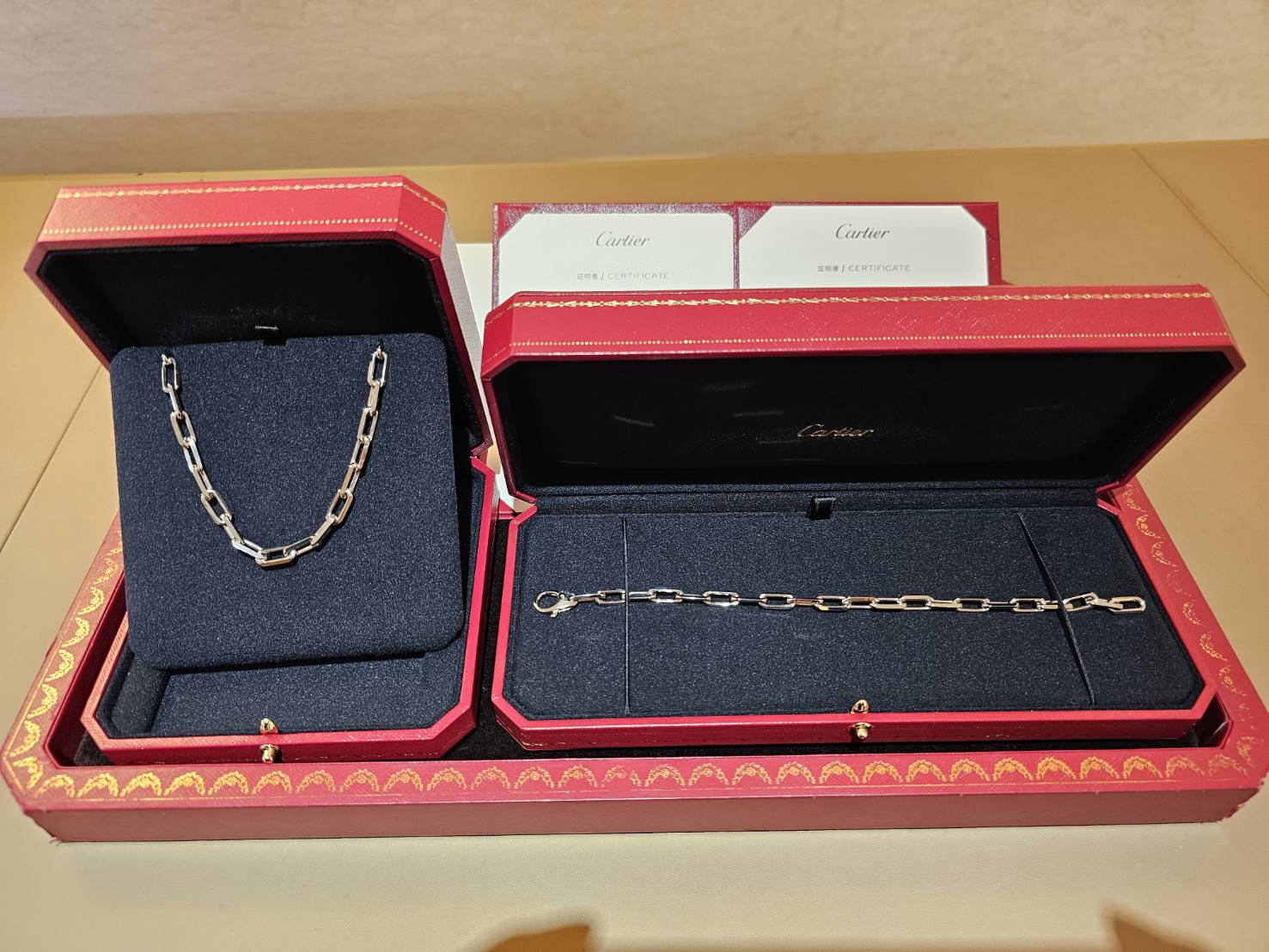 ホワイトゴールドのネックレスとチェーンブレスレットを購入｜カルティエ
