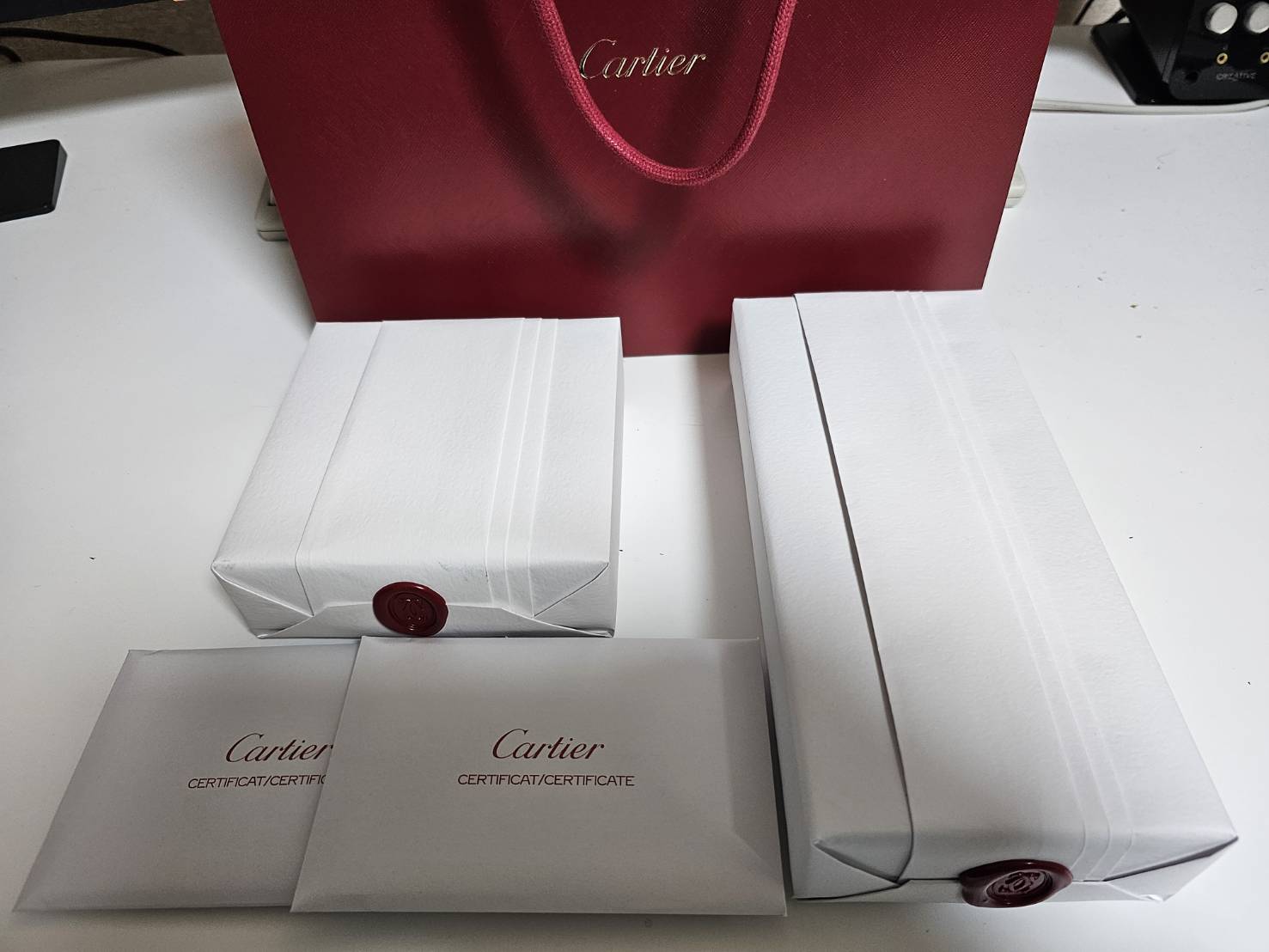 ホワイトゴールドのネックレスとチェーンブレスレットを購入｜カルティエ