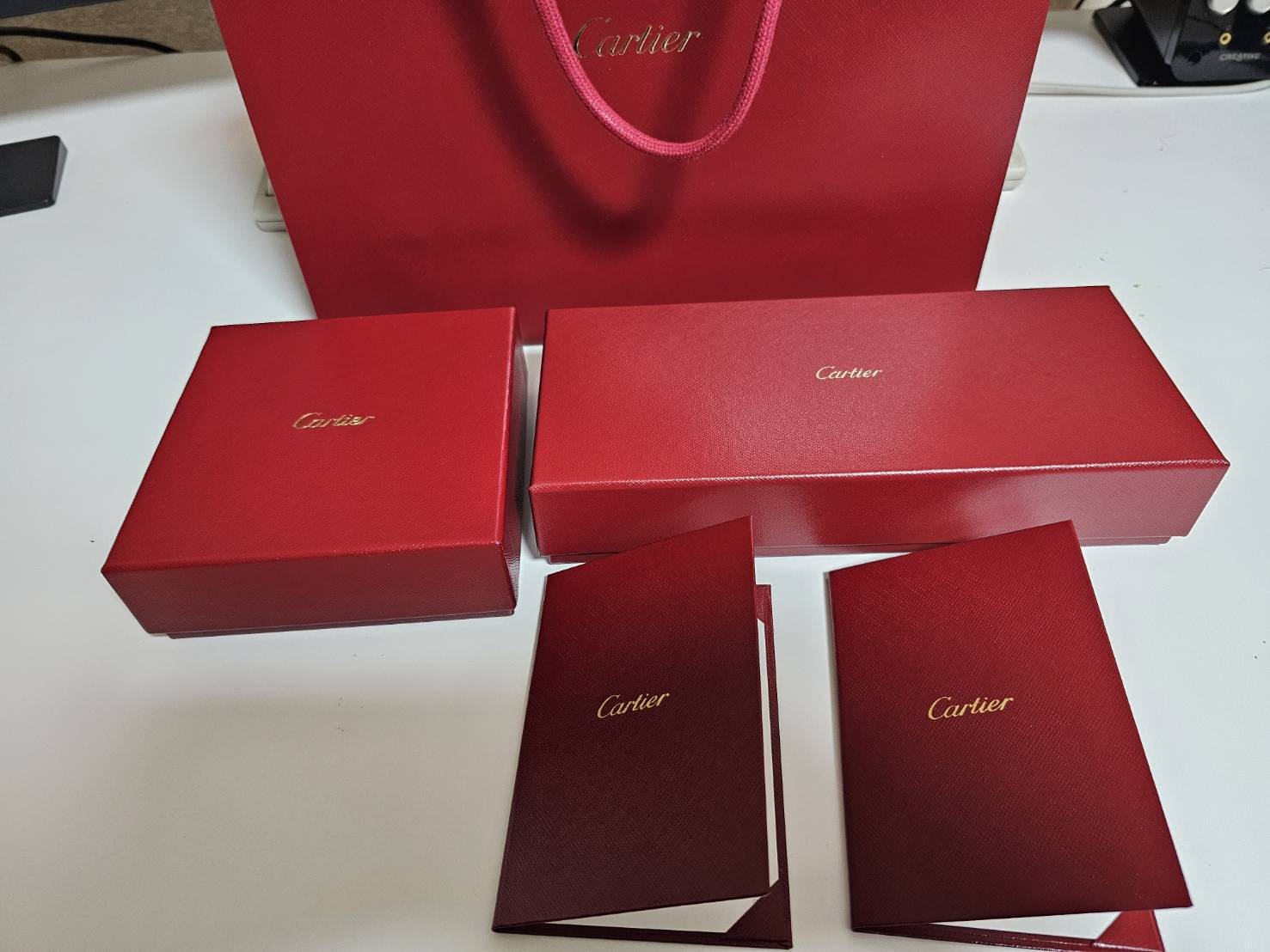 ホワイトゴールドのネックレスとチェーンブレスレットを購入｜カルティエ