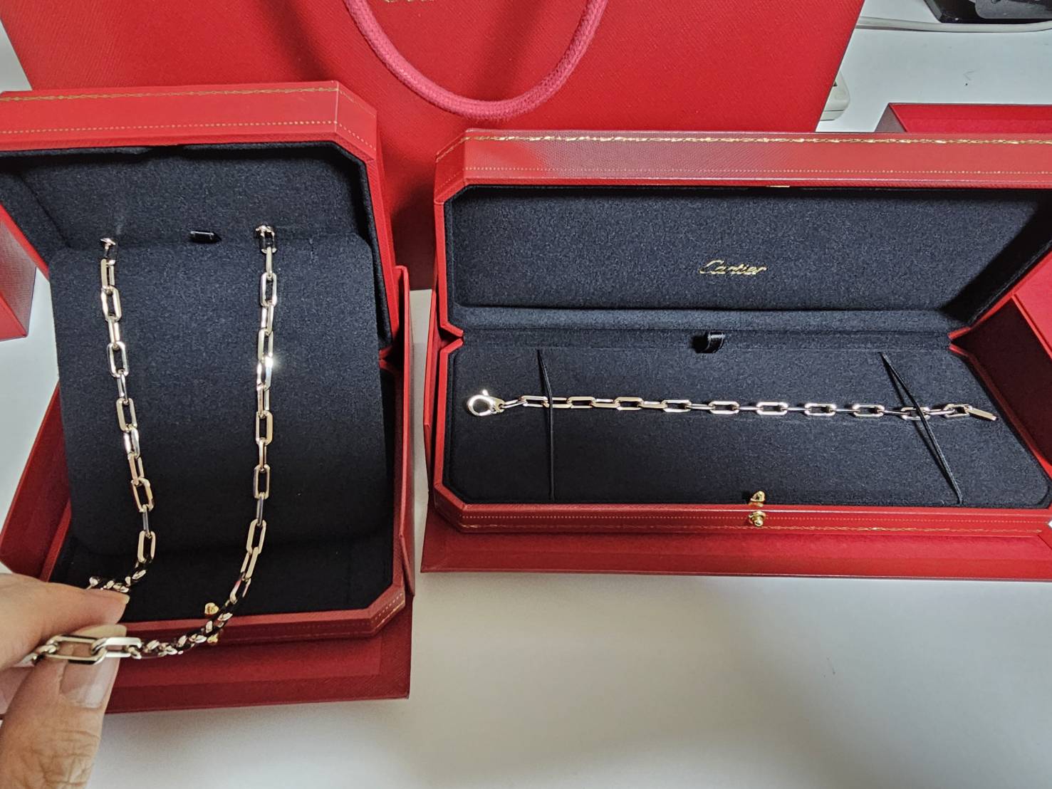 ホワイトゴールドのネックレスとチェーンブレスレットを購入｜カルティエ
